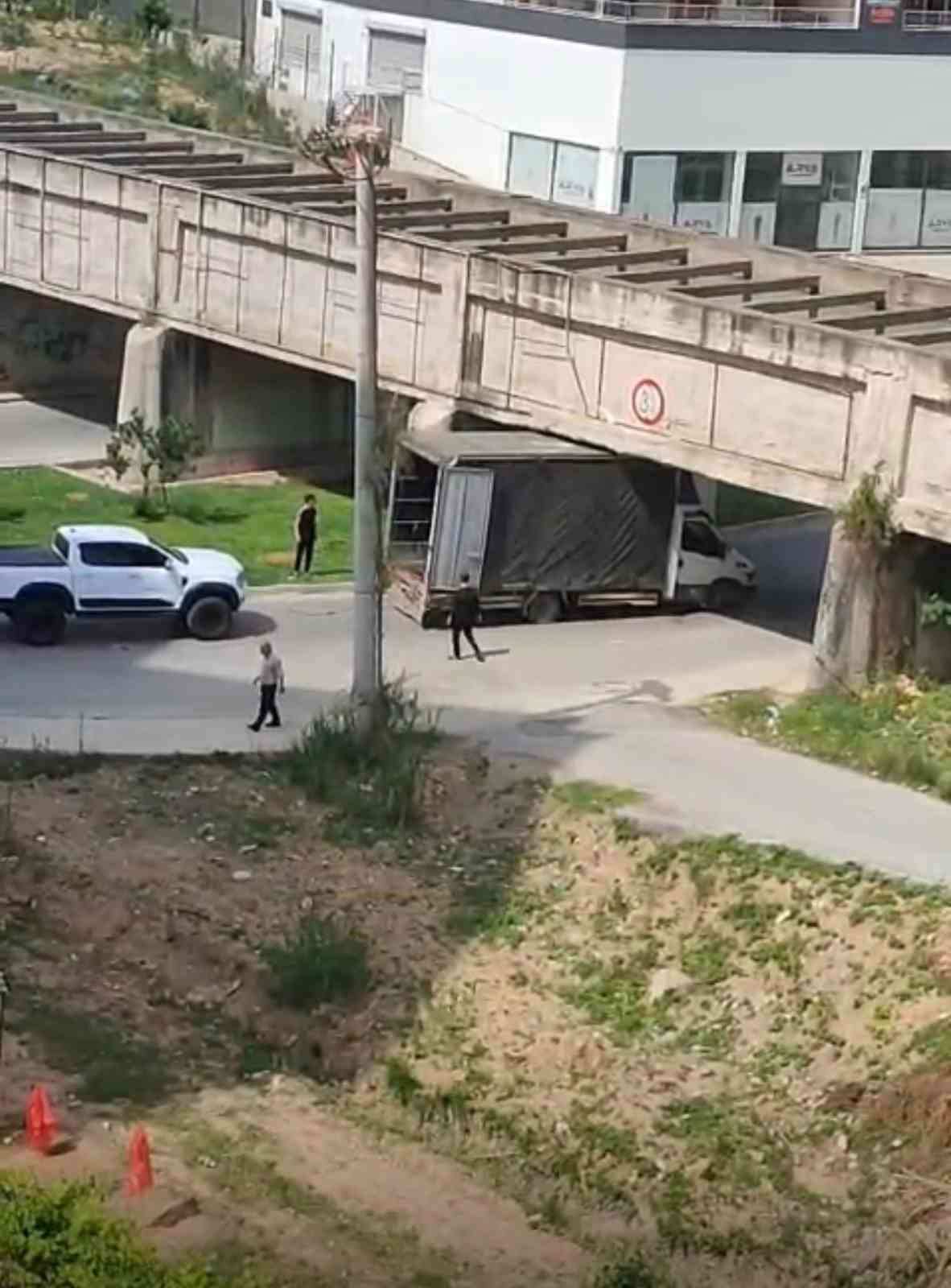 Tarsus’ta kamyonet köprü altına sıkıştı