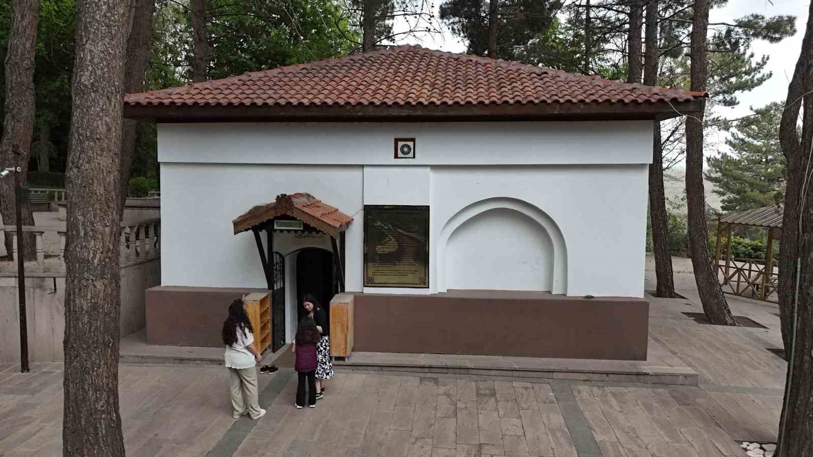 Batı Karadeniz’in fatihi Emir Karatekin Bey’in kabri asırlardır ziyaretçilerini ağırlıyor