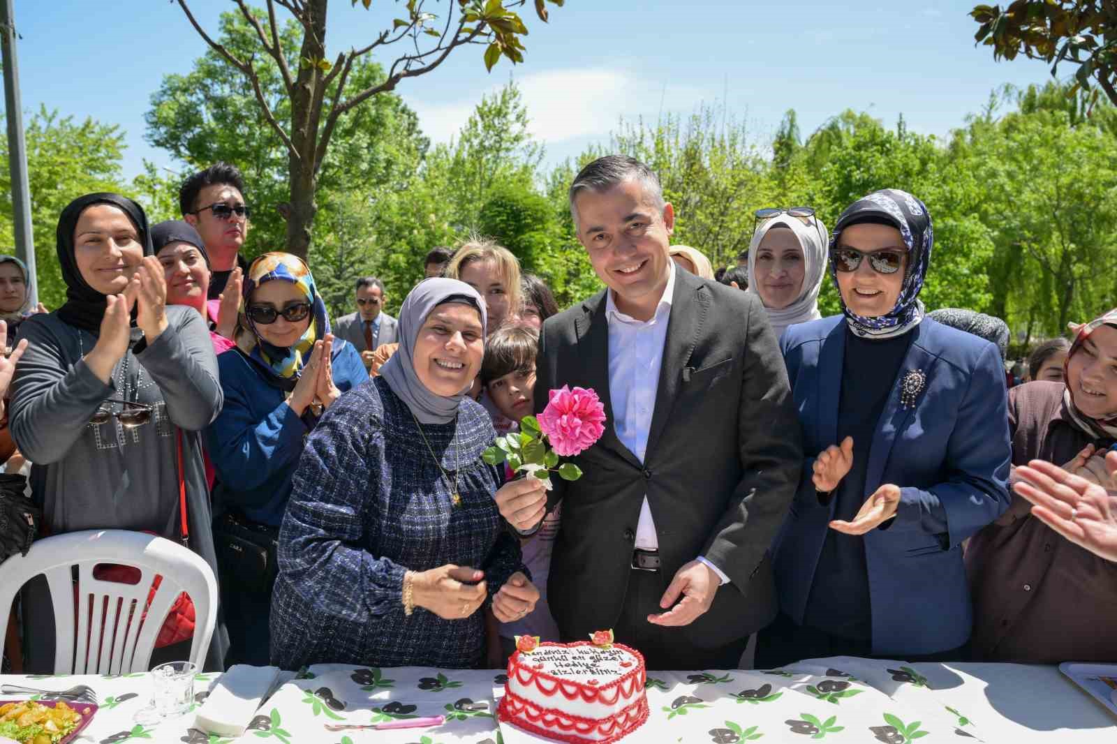 Esenyurtlu anneler belediyenin d&uuml;zenlediği piknikte bir araya geldi
