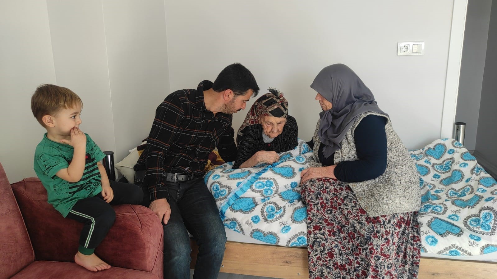 102 yaşındaki Kezik nineye çocukları gözü gibi bakıyor
