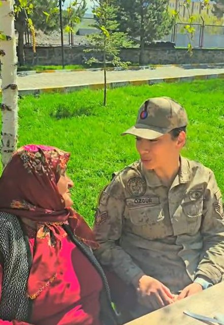 Huzurevi sakinlerinden jandarmaya Anneler G&uuml;n&uuml; ziyareti
