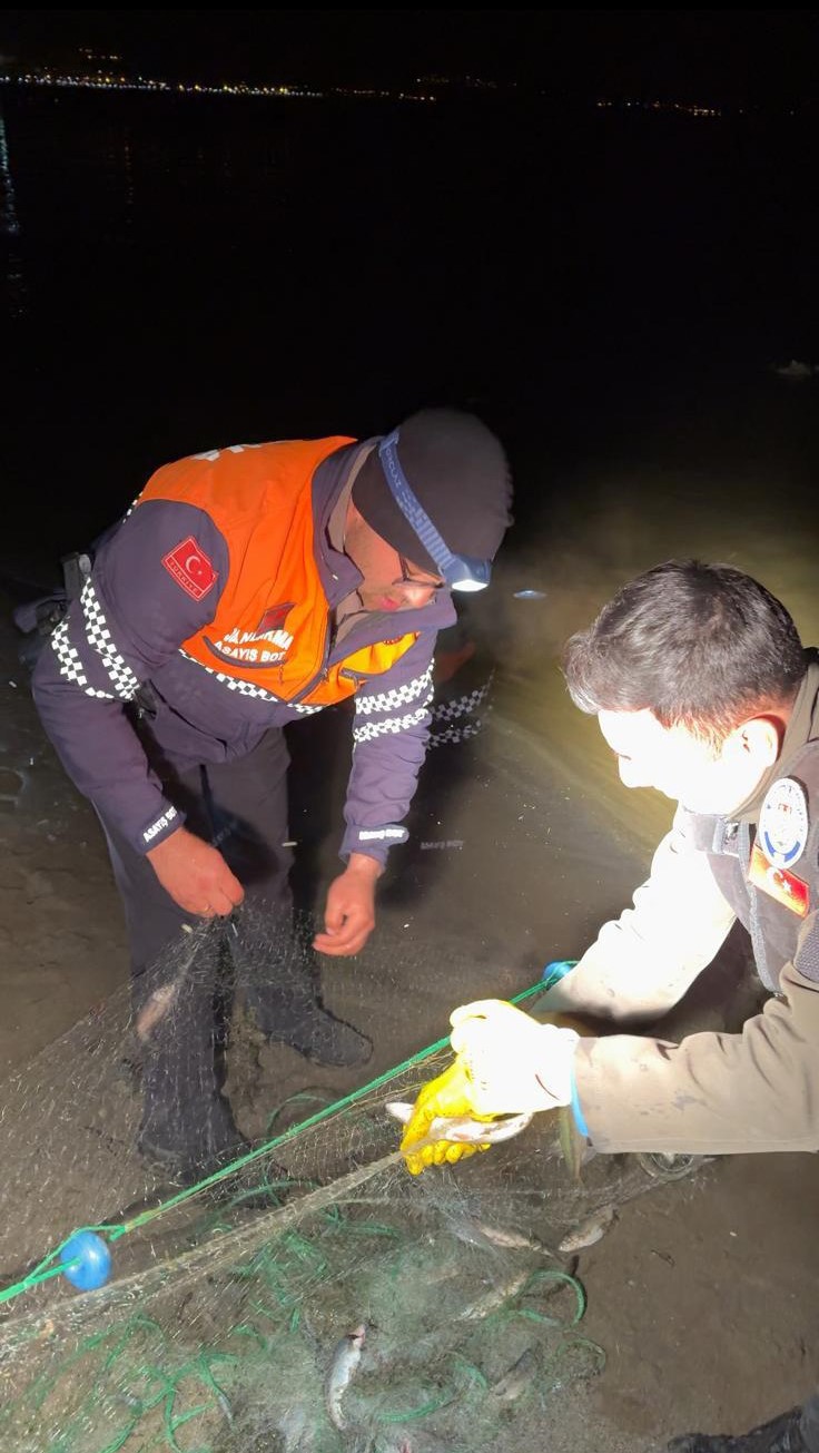 Van&rsquo;da 3 ton 820 kilo ka&ccedil;ak avlanmış balık ele ge&ccedil;irildi
