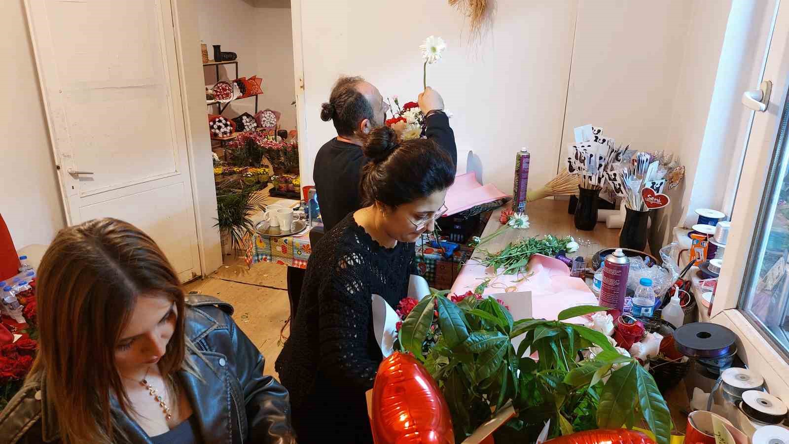 Çiçekçilerin ’Anneler Günü’ mesaisi