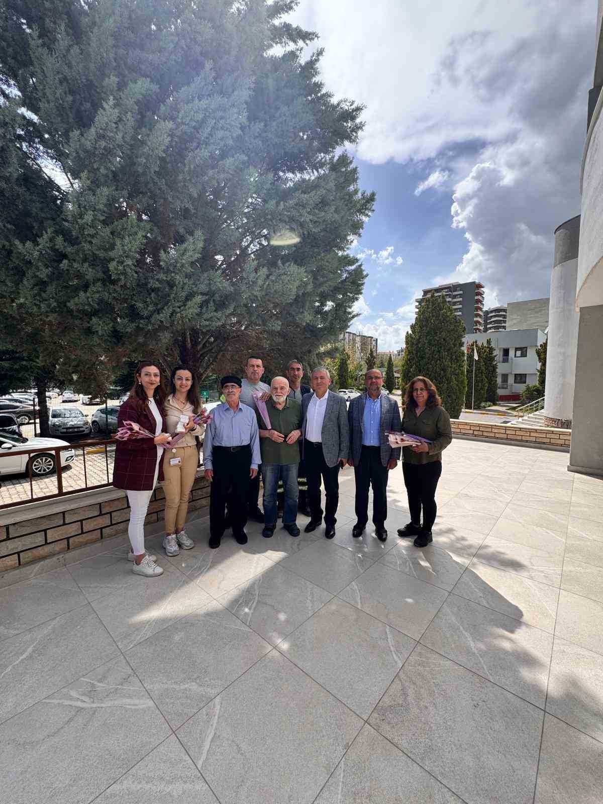 Anneler G&uuml;n&uuml;&rsquo;nde huzurevine anlamlı ziyaret
