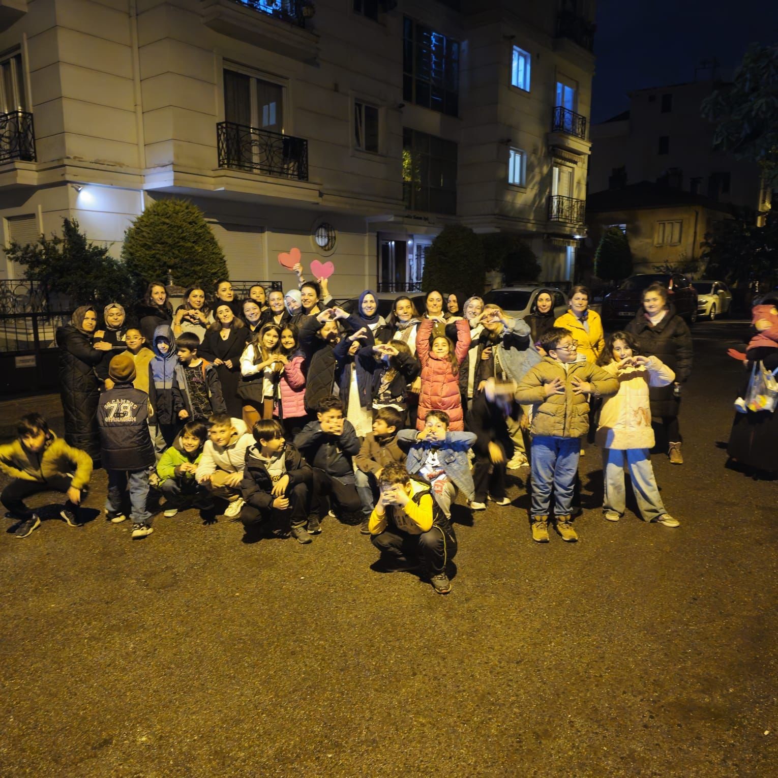 Minik &ouml;ğrencilerden &ouml;ğretmenlerine meşaleler eşliğinde &lsquo;Anneler G&uuml;n&uuml;&rsquo; kutlaması
