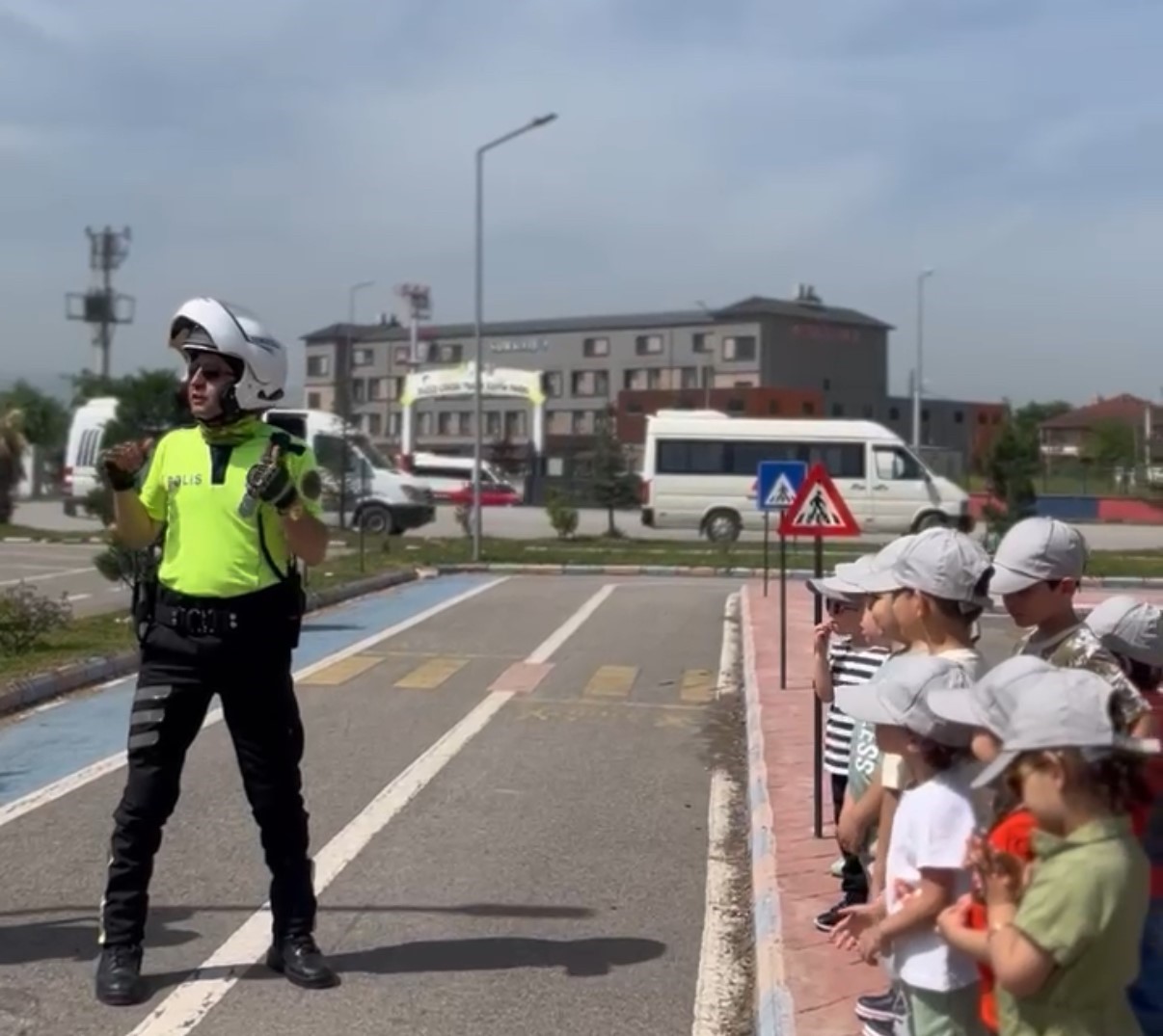 Polisten çocuklara sevgi dolu yaklaşım
