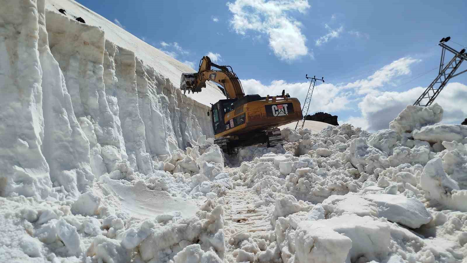 Hakkari’de kar tünelleri arasında zorlu ulaşım mücadelesi