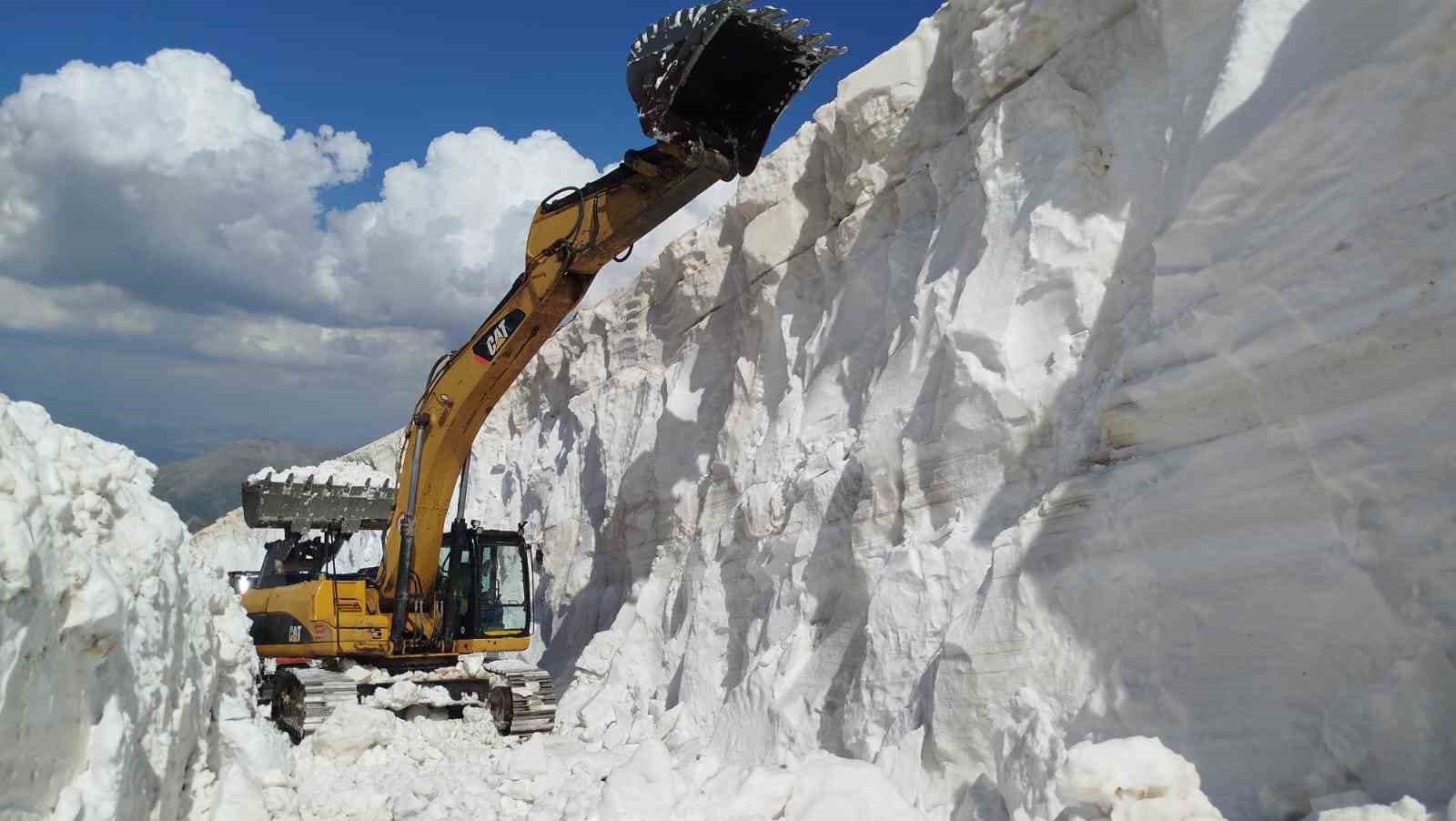 Hakkari&rsquo;de kar t&uuml;nelleri arasında zorlu ulaşım m&uuml;cadelesi
