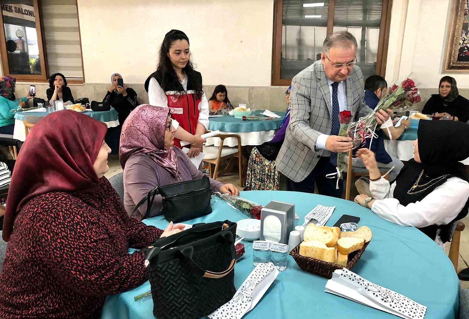 Erdemli’de annelerin günü güllerle kutlandı