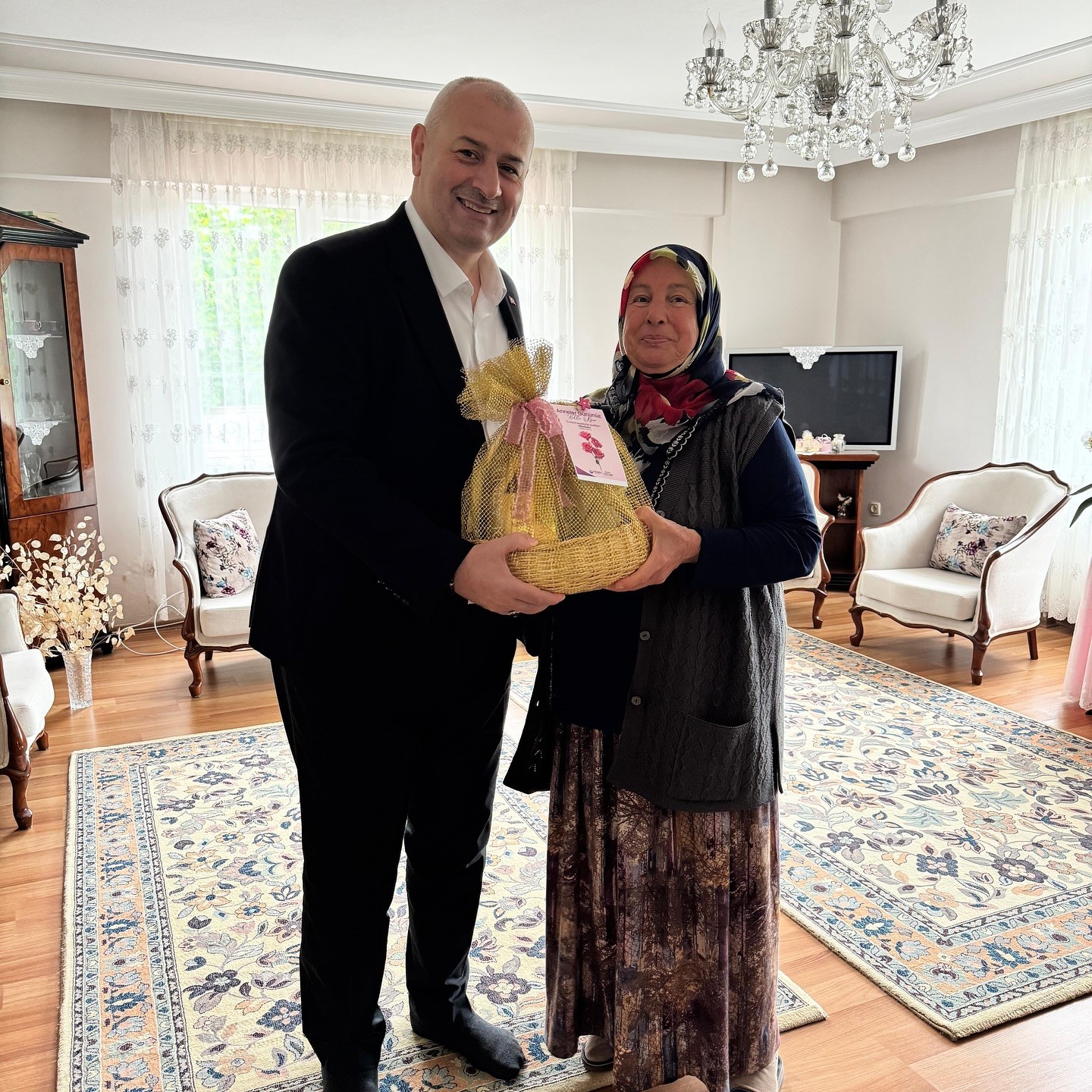 Başkan Yılmaz, şehit annesinin anneler gününü kutladı