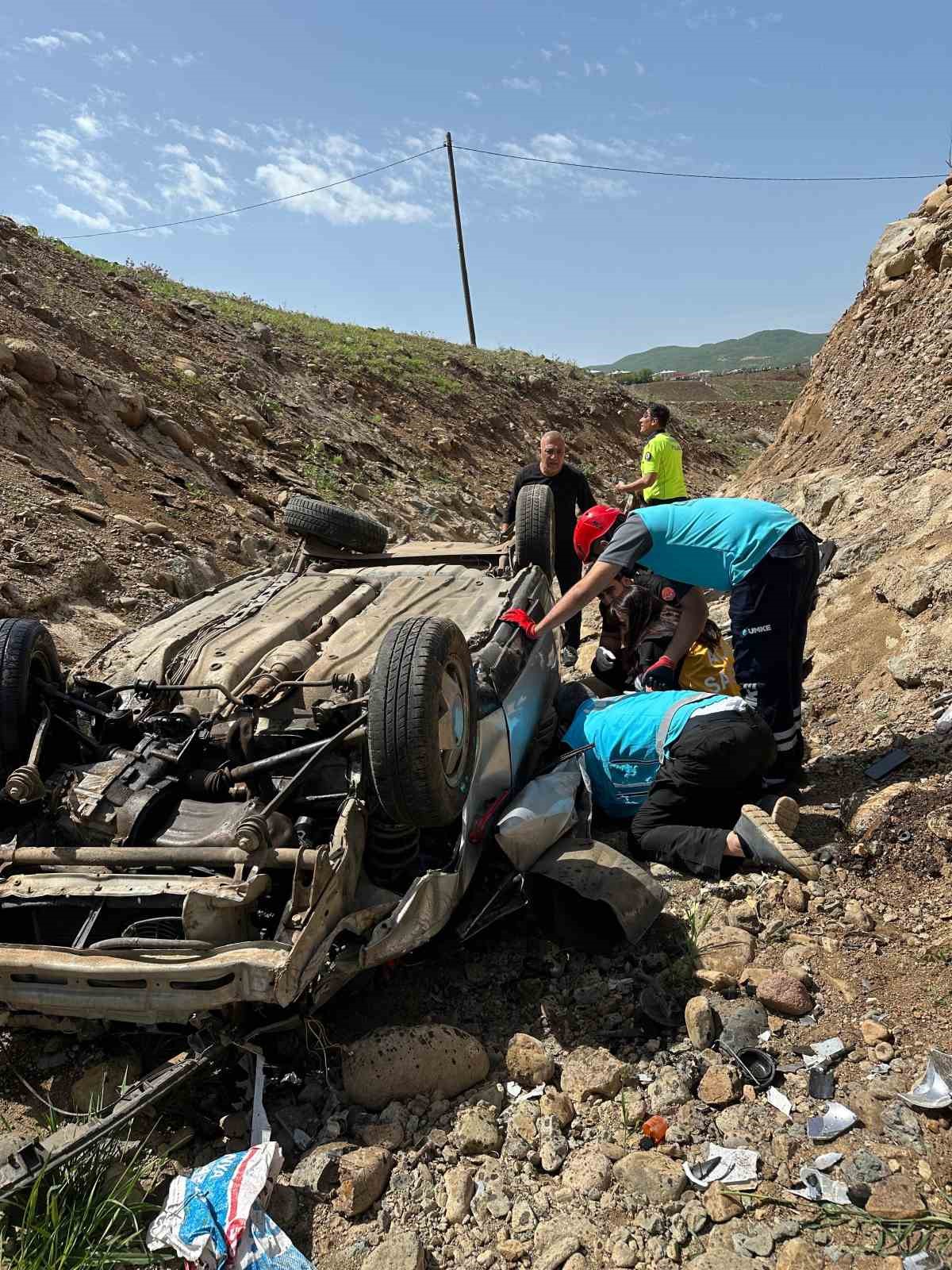 Bingöl’de otomobil dereye uçtu: 7 yaralı