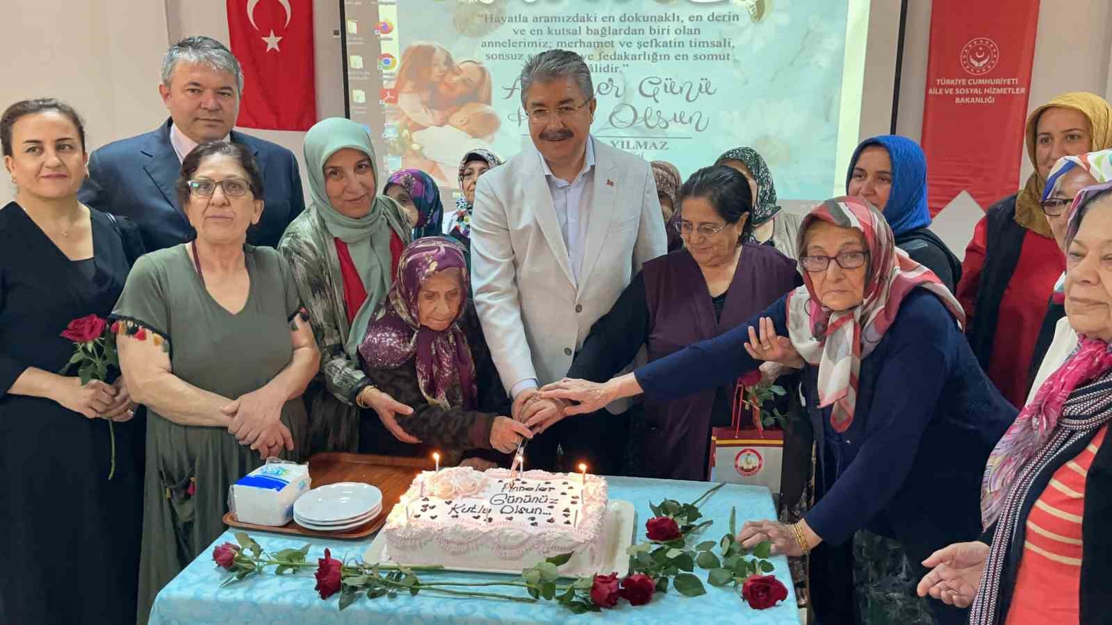 Osmaniye&rsquo;de huzurevinde kalan annelerin g&uuml;n&uuml; kutlandı
