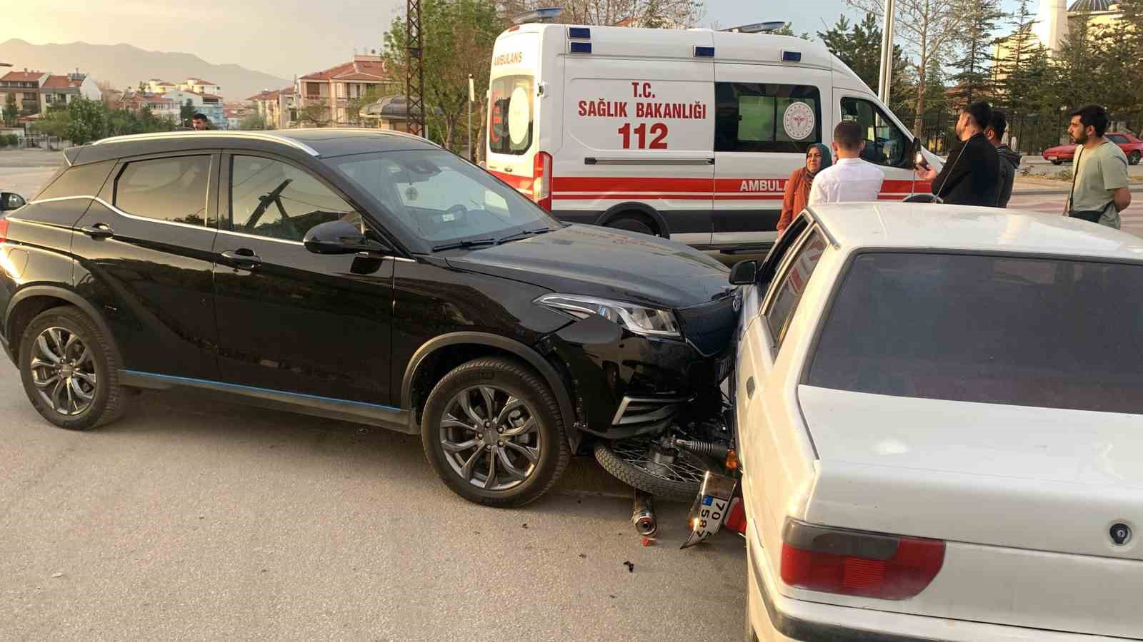 Cipin &ccedil;arptığı motosikletin s&uuml;r&uuml;c&uuml;s&uuml; canını son anda kurtardı
