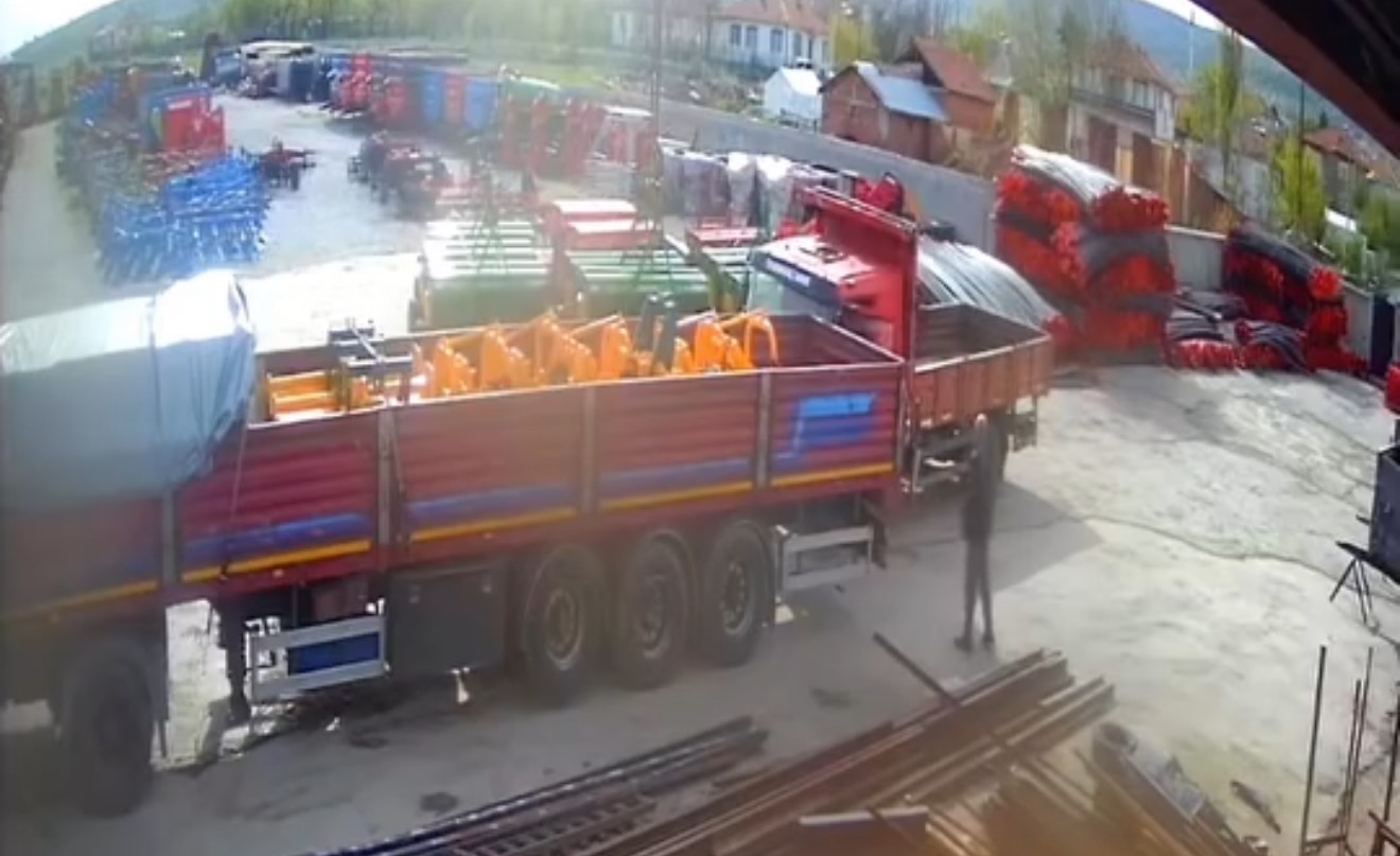 Tokat’ta harekete geçen kamyonet park halindeki tıra çarparak durdu