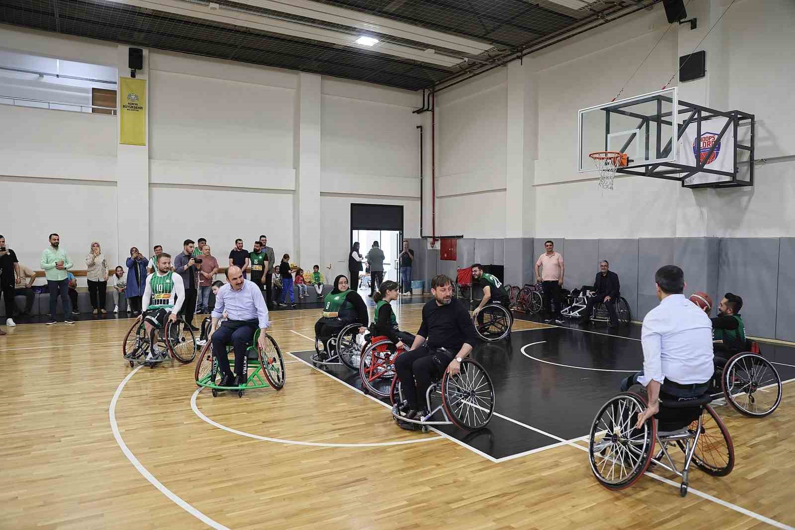 Başkan Altay tekerlekli sandalyeye oturdu, engelli basketbolcularla maç yaptı