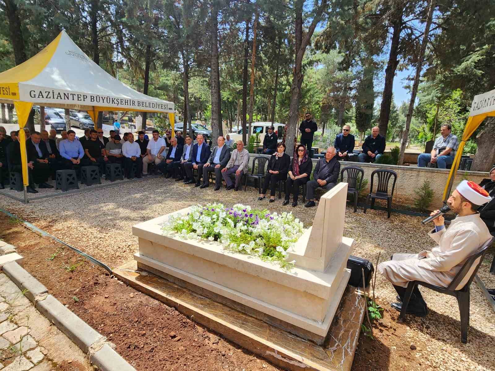 Sanayici M. Naci Topçuoğlu, mezarı başında dualarla anıldı