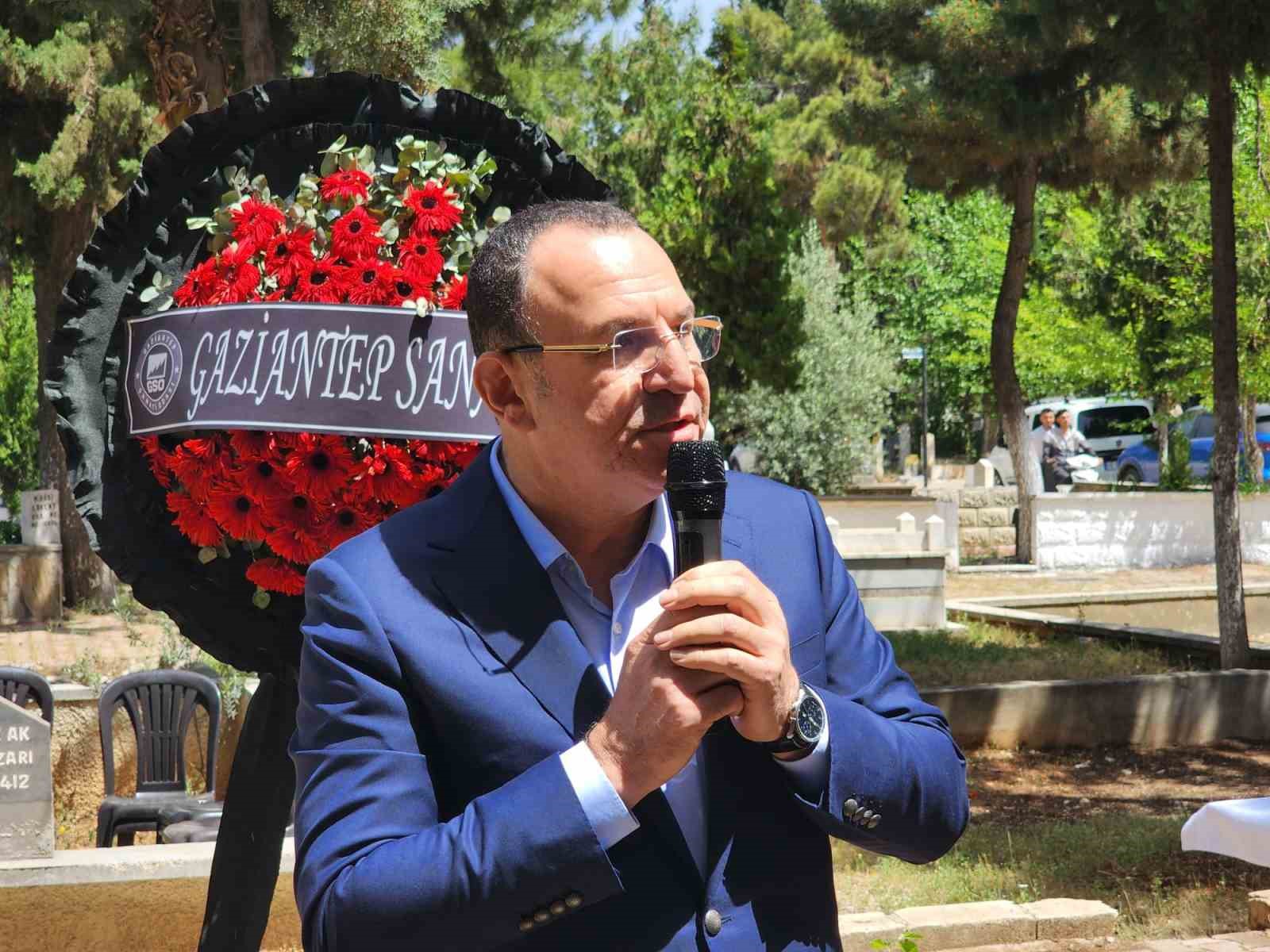 Sanayici M. Naci Top&ccedil;uoğlu, mezarı başında dualarla anıldı
