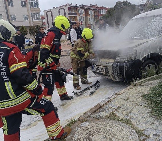 Bandırma&rsquo;da ara&ccedil; yangını korkuttu
