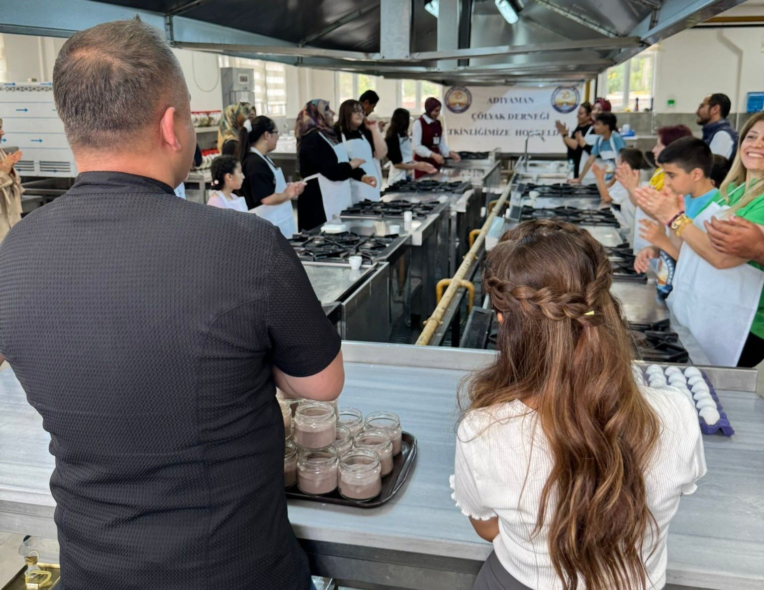 &Ccedil;ocuklar gl&uuml;tensiz kek yaptı
