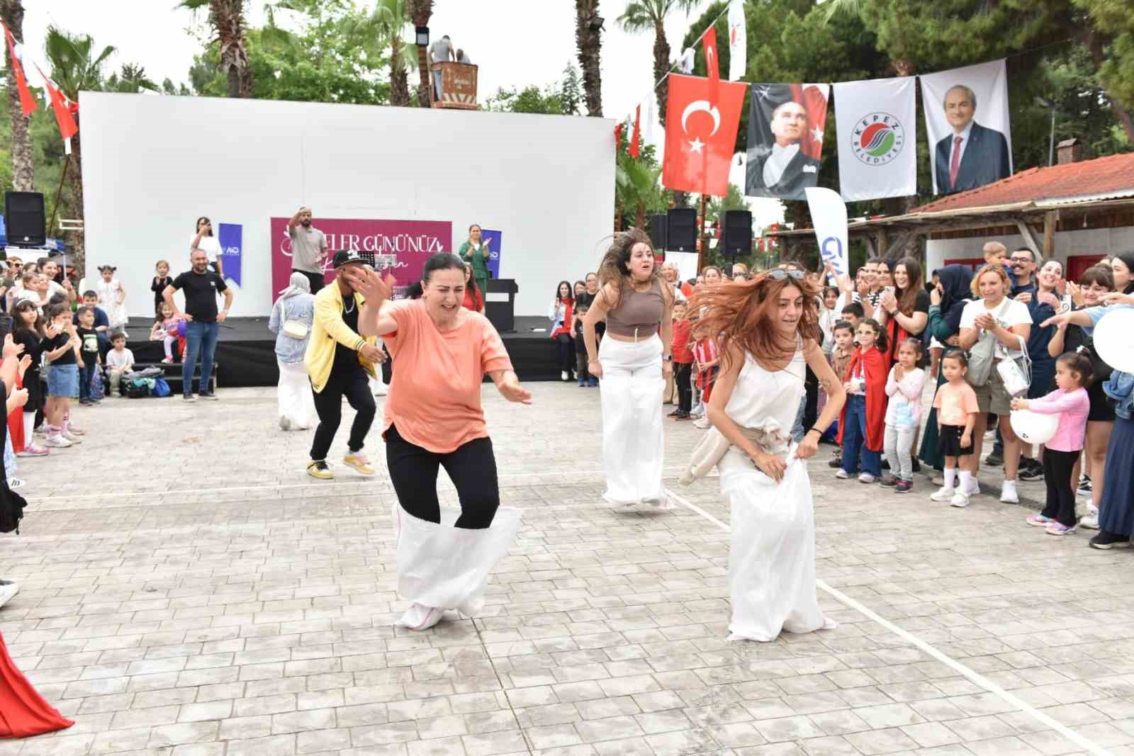 Kepez&rsquo;de anneler yarıştı, &ccedil;ocuklar izledi
