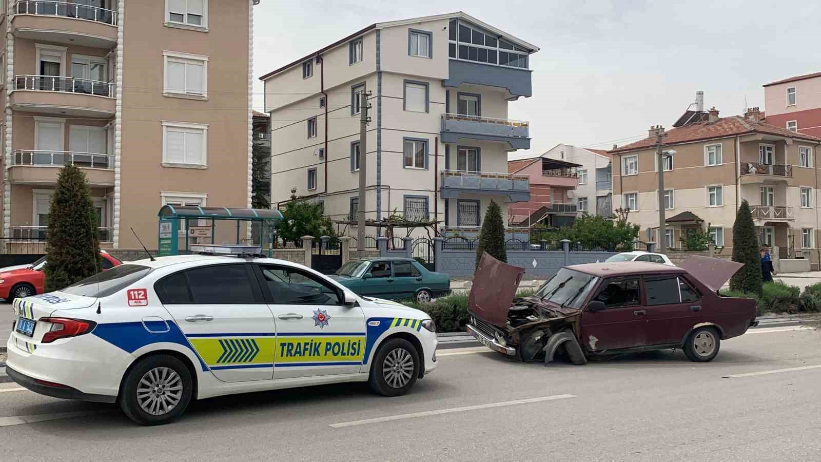 Aydınlatma direğine &ccedil;arpan otomobil orta ref&uuml;j&uuml; aşarak karşı şeride ge&ccedil;ti
