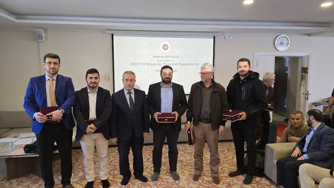 Din g&ouml;revlilerine anlamlı &ouml;d&uuml;l takdim edildi
