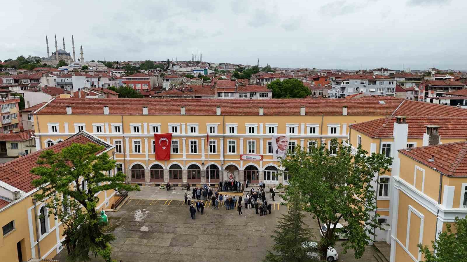Edirne’de 50 yıl önce mezun olan öğrenciler yeniden buluşmanın mutluluğunu yaşadı