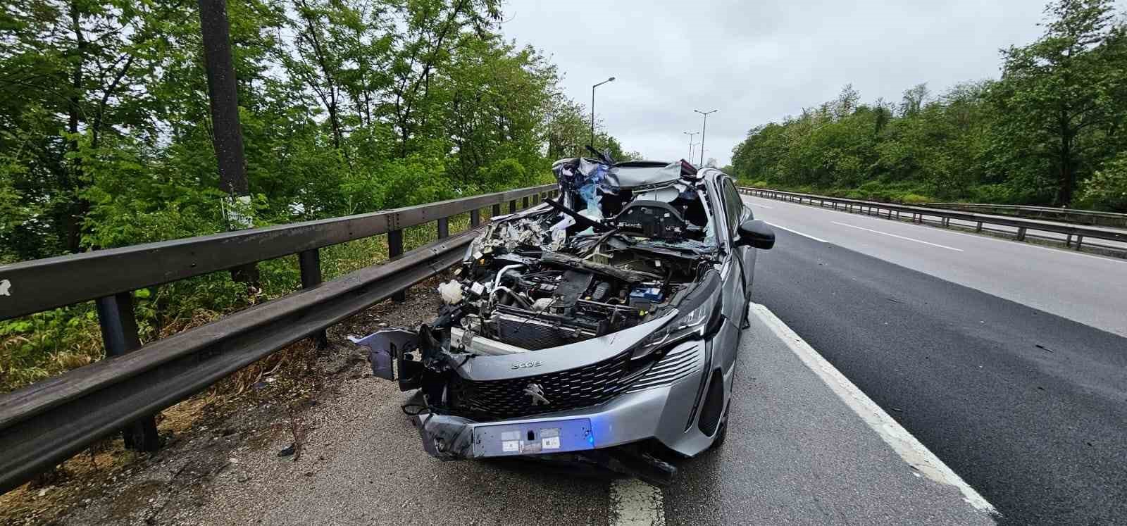 Anadolu Otoyolu’nda otomobil önündeki tıra çarptı: 1 hafif yaralı