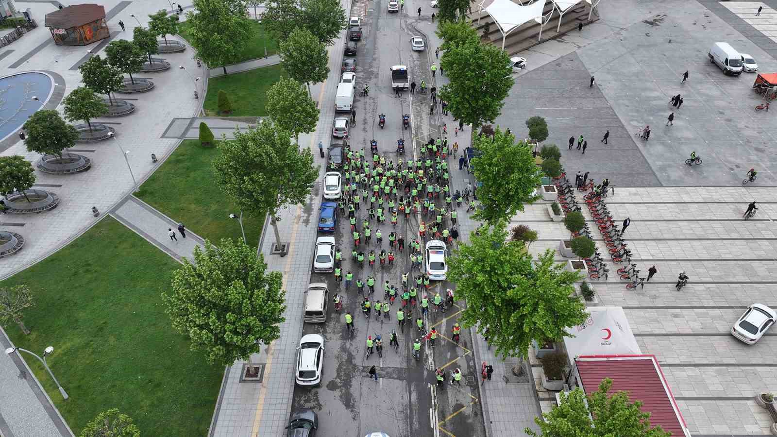 Trafik Haftası&rsquo;nda Başkan Alemdar, 10 kişiye bisiklet ve kask hediye etti
