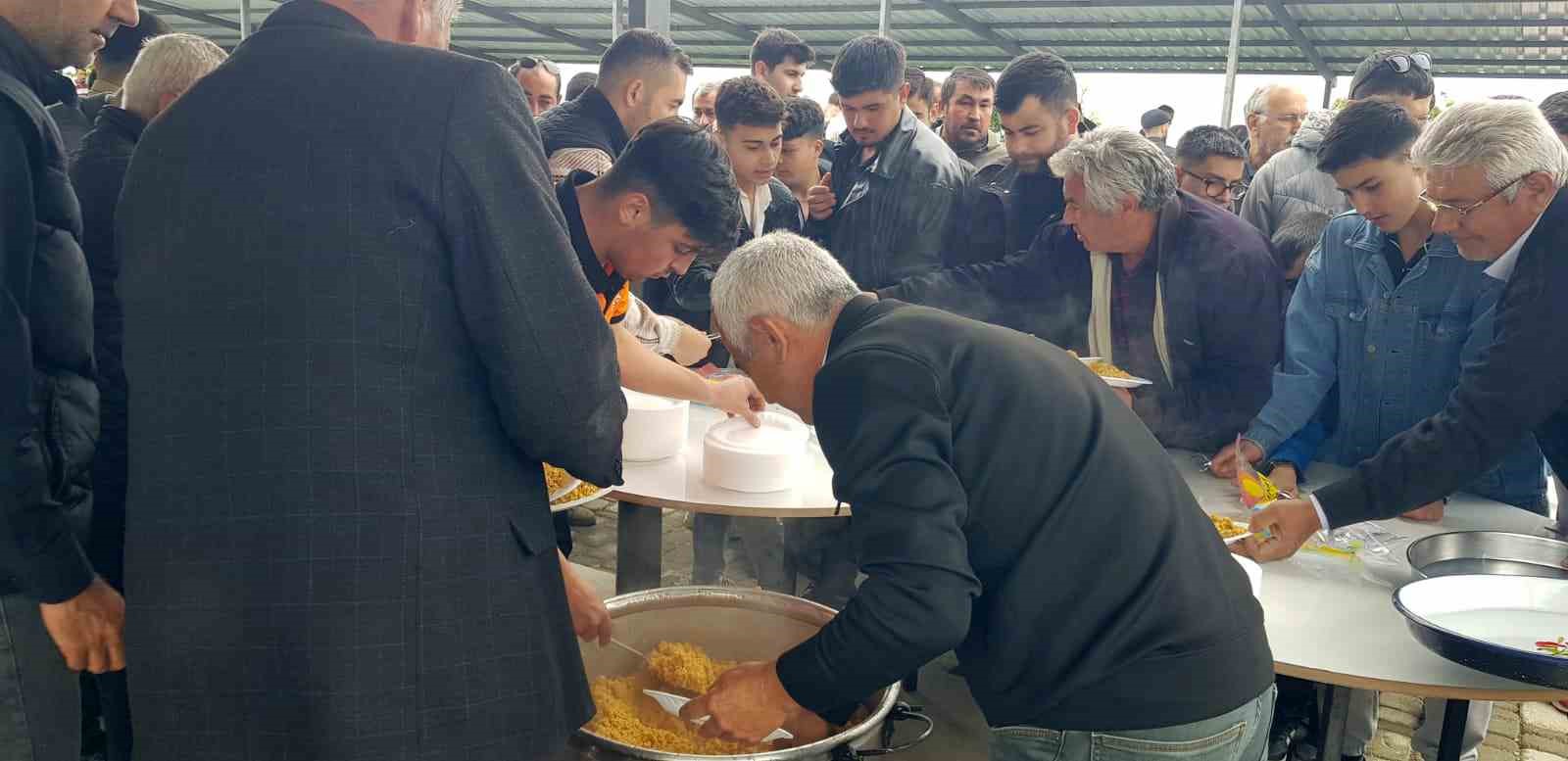 Hasat zamanının bolluk i&ccedil;inde ge&ccedil;mesi i&ccedil;in pilav yiyip dua ettiler
