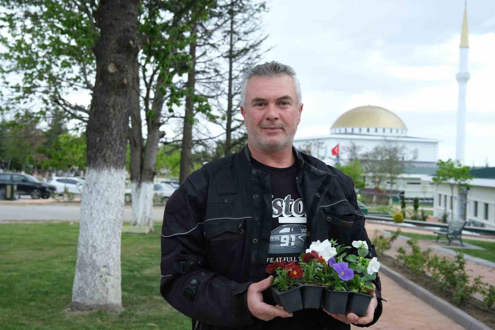 Eskişehir B&uuml;y&uuml;kşehir Belediyesi&rsquo;nden duygulandıran &ccedil;i&ccedil;ek jesti
