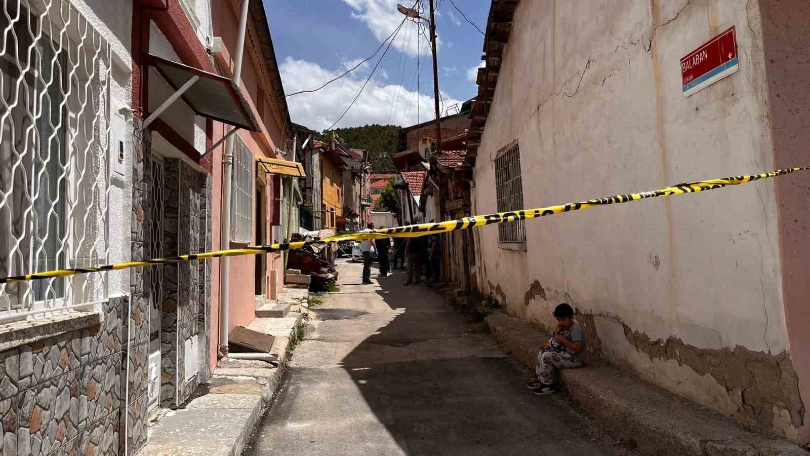 Evde ağır koku ihbarına gelen polis cesetle karşılaştı