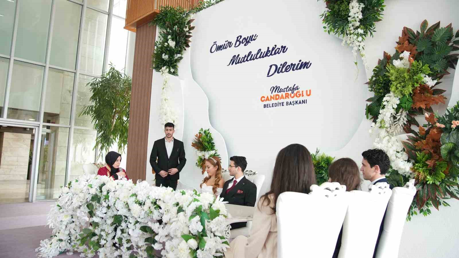 Nikah salonunda ilk &ouml;nce kız istendi, ardından nikah kıyıldı
