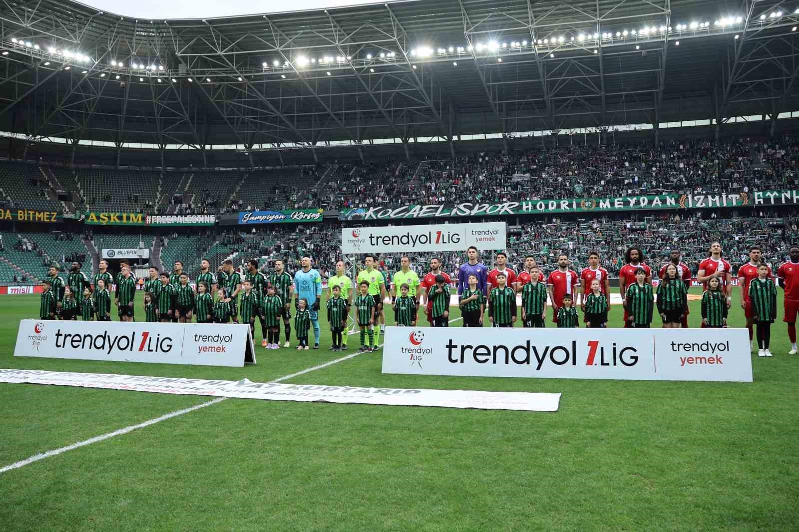 Şampiyon Kocaelispor son maçına alkışlarla çıktı
