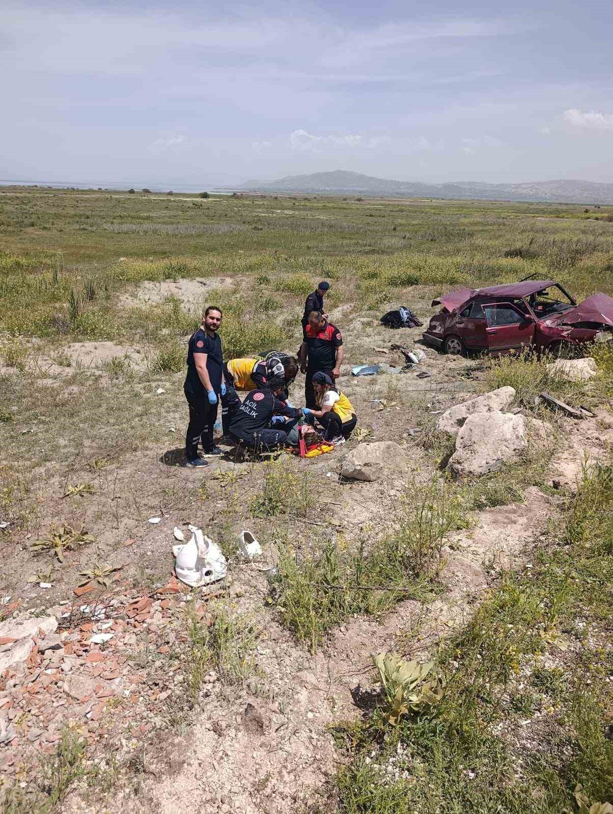 Burdur’da otomobil şarampole devrildi: 1’i çocuk 5 yaralı