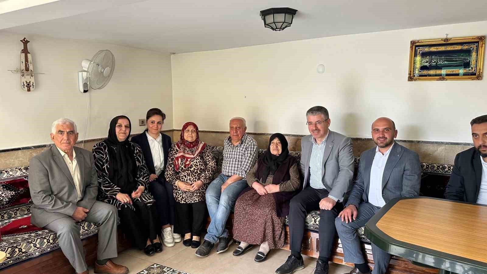 Çopuroğlu’ndan, en yaşlı AK Parti üyesine Anneler Günü sürprizi