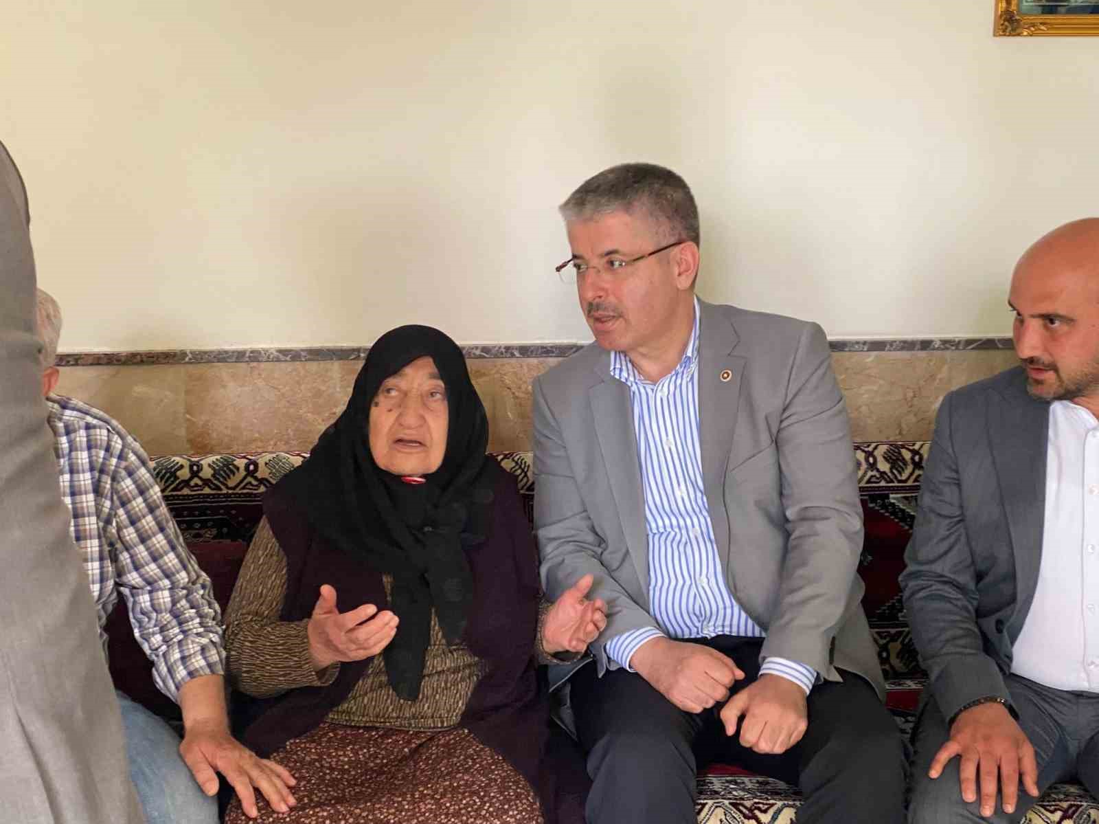 &Ccedil;opuroğlu&rsquo;ndan, en yaşlı AK Parti &uuml;yesine Anneler G&uuml;n&uuml; s&uuml;rprizi
