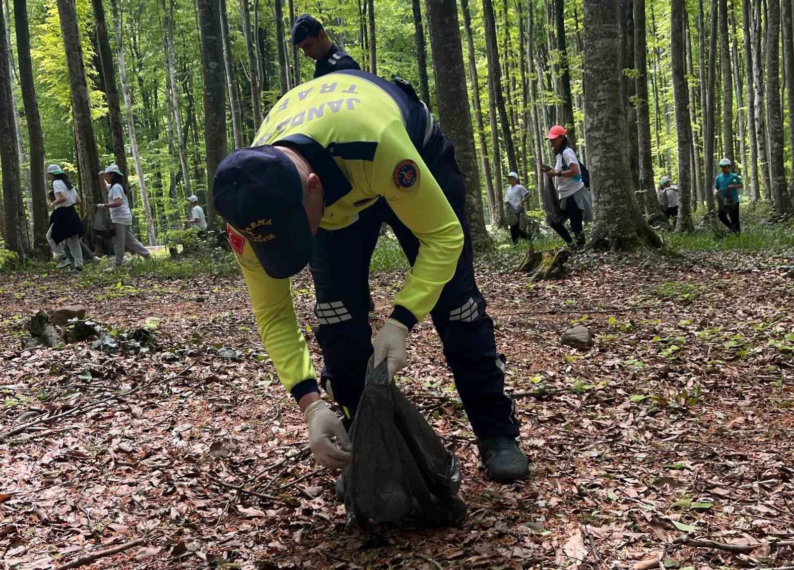 Çocuklar çevreyi temizledi