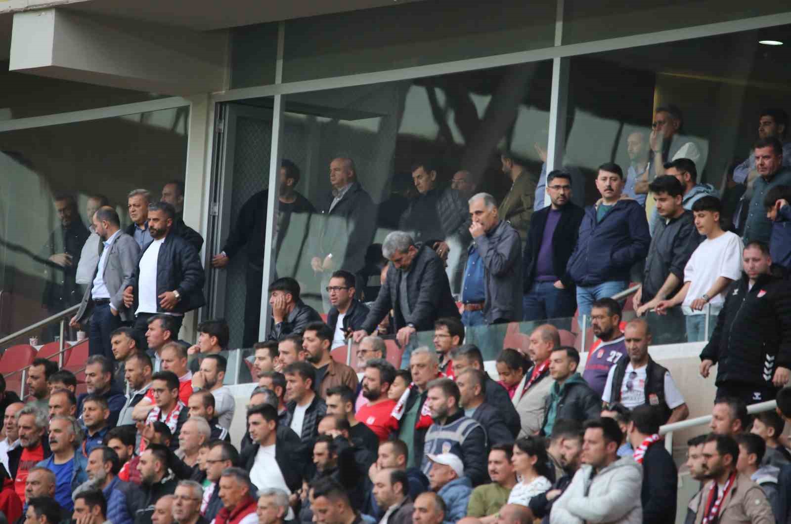 Sivas&rsquo;ta &rsquo;Y&ouml;netim istifa&rsquo; sesleri
