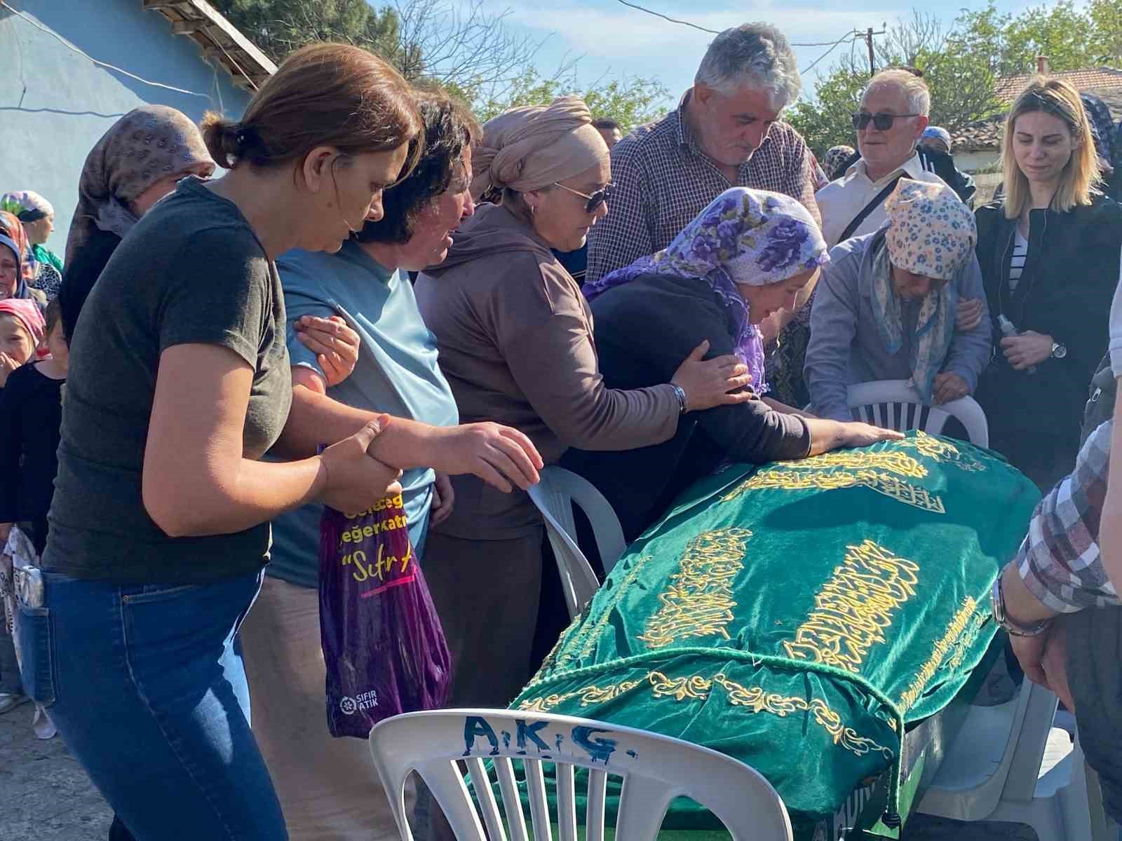 &Ccedil;anakkale&rsquo;deki kazada hayatını kaybeden 2 kişi Balıkesir&rsquo;de toprağa verildi
