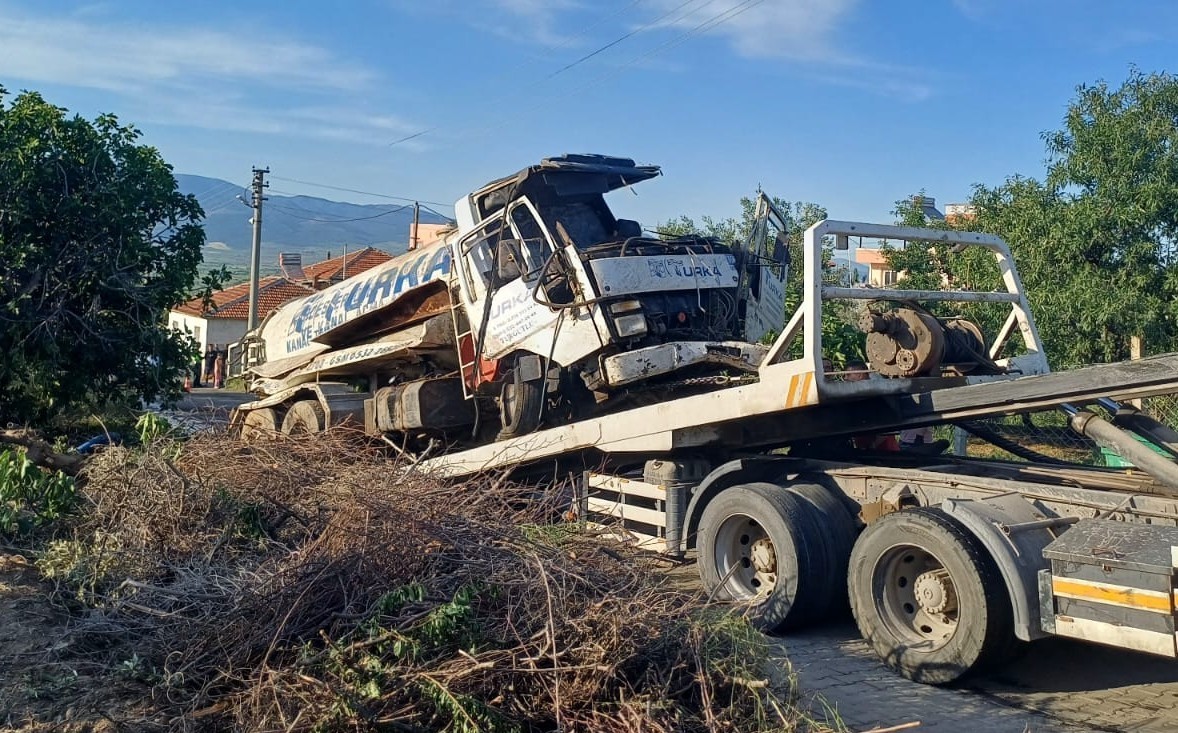 İş makinesini deviren s&uuml;r&uuml;c&uuml; faciayı engelledi
