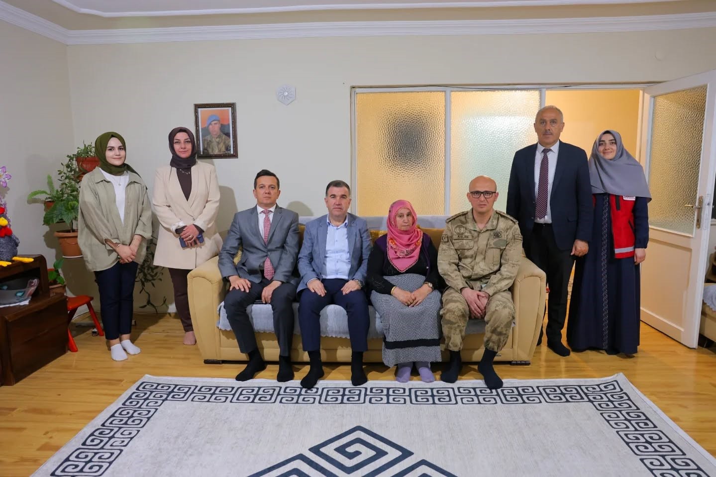 Vali Eldivan, şehit annesi ve Kıbrıs Gazisini ziyaret etti
