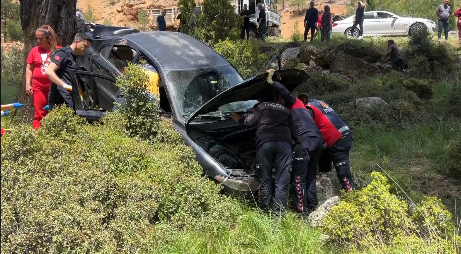 Burdur’da kamyonet ile otomobil çarpıştı: 3 yaralı