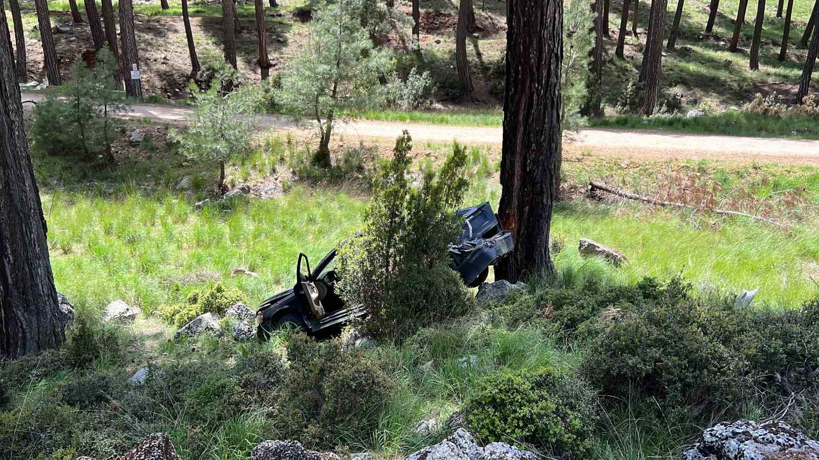 Burdur&rsquo;da kamyonet ile otomobil &ccedil;arpıştı: 3 yaralı
