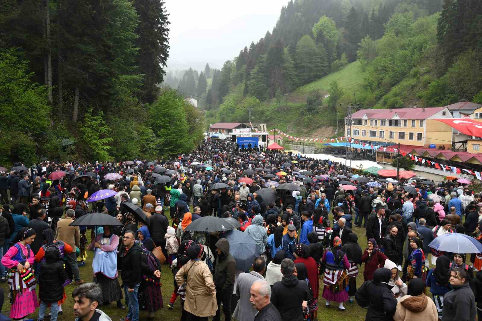 "Acısu Hıdırellez K&uuml;lt&uuml;r ve Bahar Bayramı Şenliği" yağmur altında yapıldı
