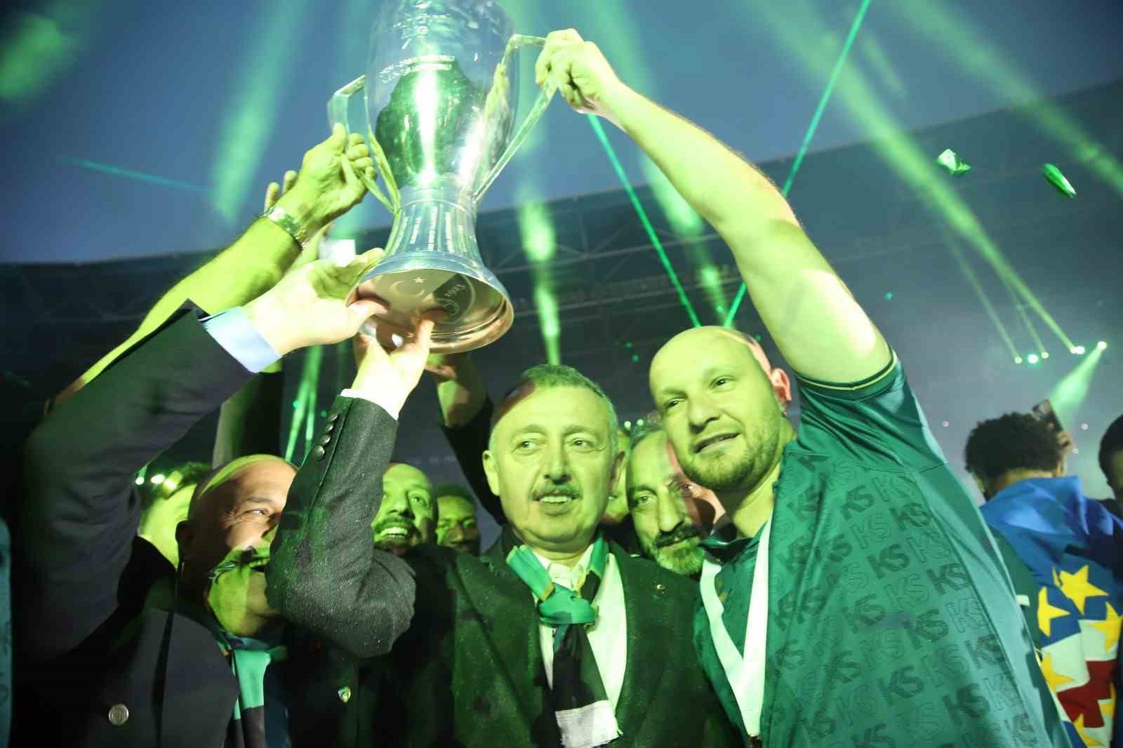 Şampiyon Kocaelispor kupasını binlerce taraftarı önünde kaldırdı
