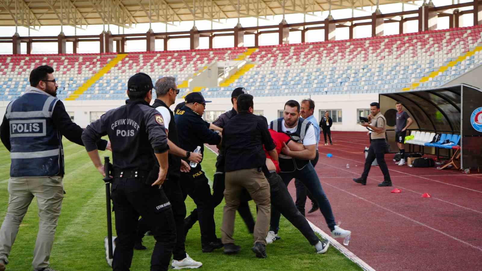Son dakika golü sahayı karıştırdı, olaylara çevik kuvvet müdahale etti