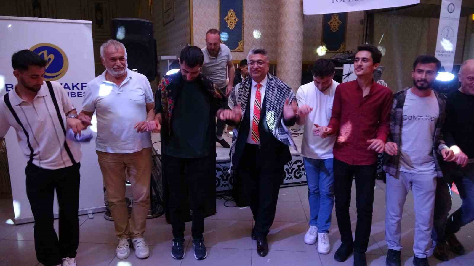 DP&Uuml; Rekt&ouml;r&uuml;, &ouml;ğrencilerle &ccedil;iğ k&ouml;fte yoğurdu, halay &ccedil;ekti
