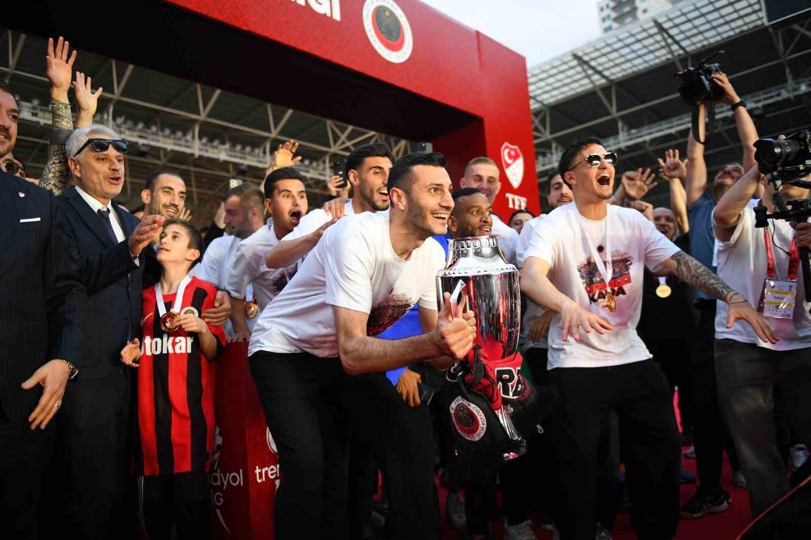 S&uuml;per Lig&rsquo;e y&uuml;kselen Gen&ccedil;lerbirliği, kupasını aldı
