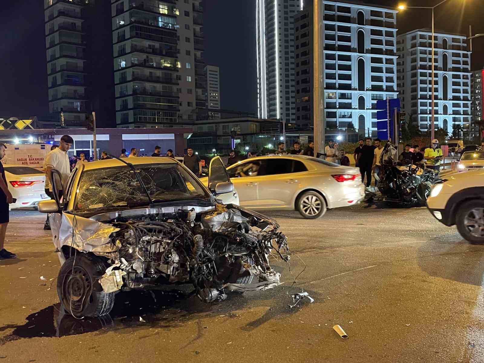 Mersin’de feci kaza: Otomobil ikiye bölündü, 3 kişi yaralandı